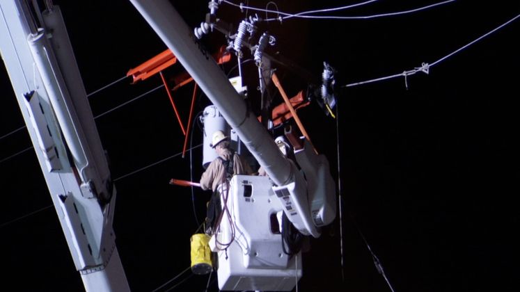 SCE crews work at night