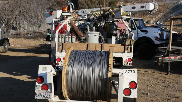 Colby fire and SCE crews