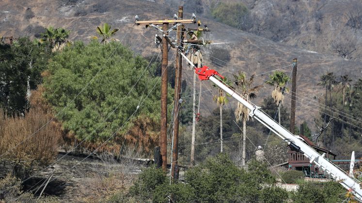 Colby fire and SCE crews