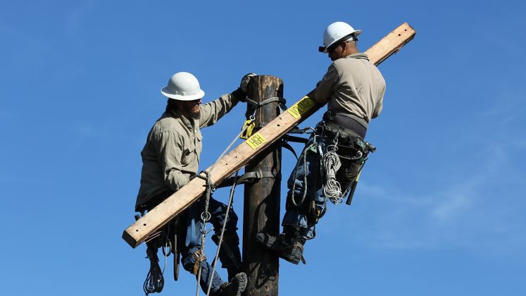 Colby fire and SCE crews