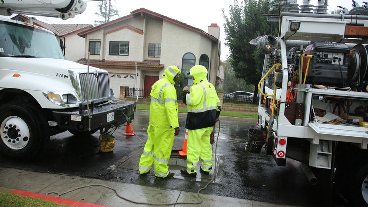 SCE crews work in rain