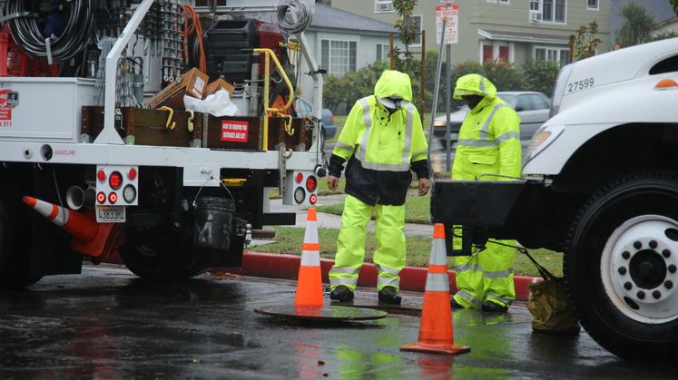 SCE crews work in rain