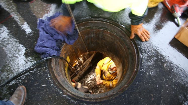 SCE crews work in rain