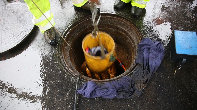 SCE crews work in rain