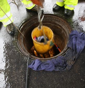 SCE crews work in rain