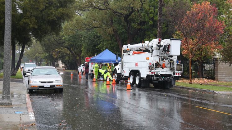 SCE crews work in rain