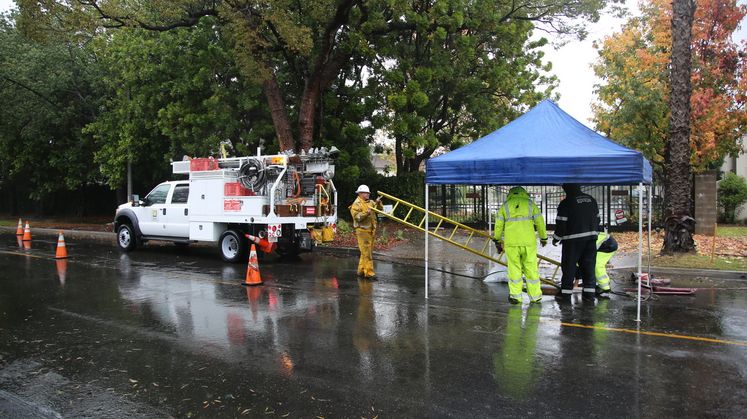 SCE crews work in rain