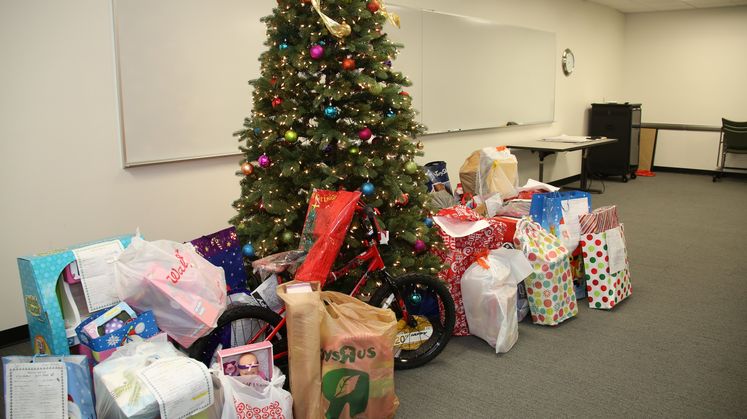 Covina Service Center and Christmas donariona