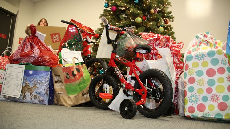 Covina Service Center and Christmas donariona