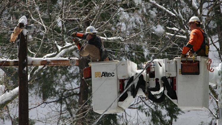 SCE crew repairs downed lines
