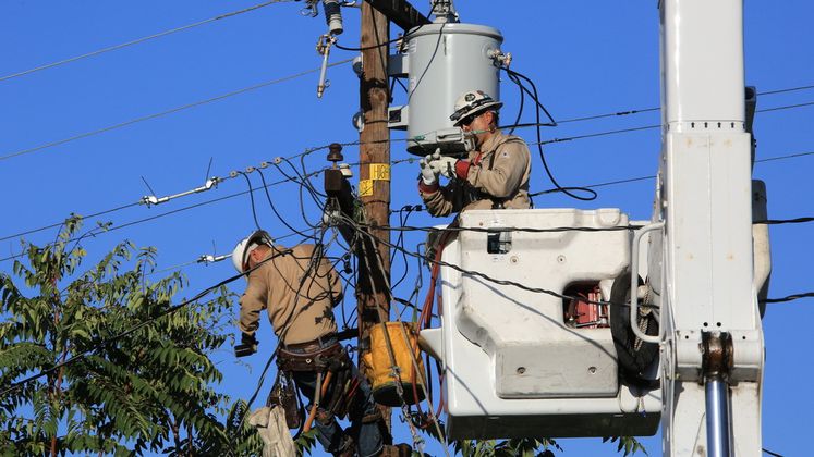 SCE Crew Replaces Transformer