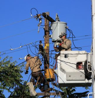SCE Crew Replaces Transformer