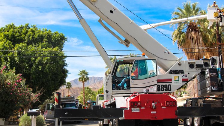 SCE crane crew replaces pole