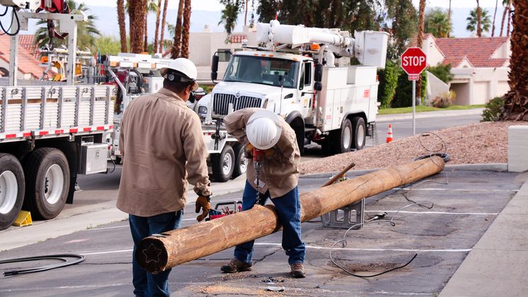 SCE crane crew replaces pole