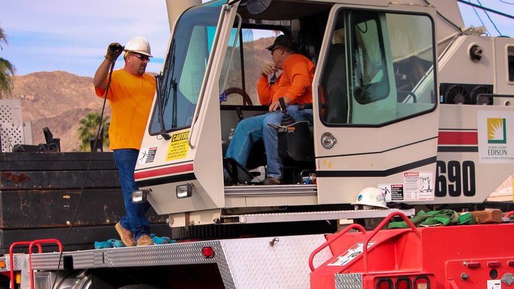 SCE crane crew replaces pole
