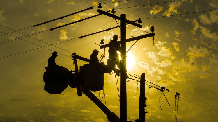 Linemen Work on SCE Infrastructure
