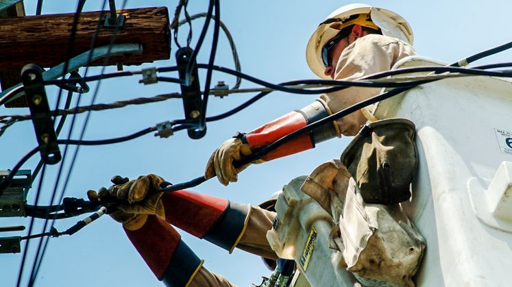 SCE crew makes repairs