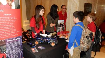 Children visiting the UNM Engineering booth