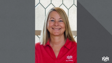 UNM Alumni Association honors retiring associate director