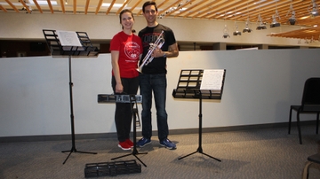 Student entrepreneurs make a pitch for music stand business
