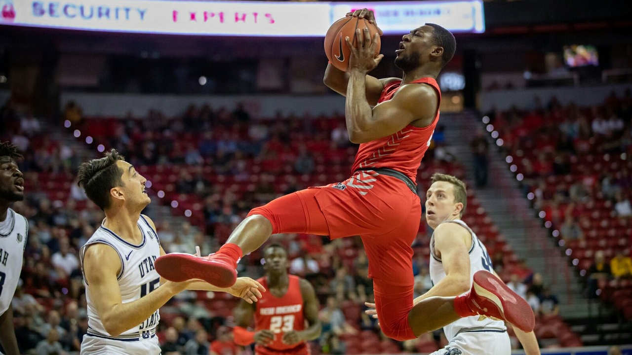 Lobos basketball player