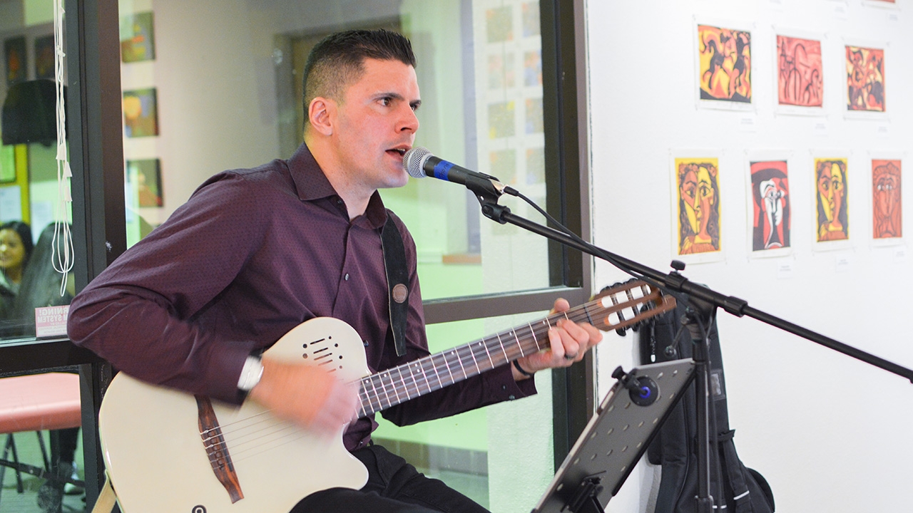 Jean Paul Van Derdys Vidal sings and plays guitar.