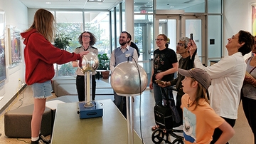 UNM Physics Day 2023 showcases students' research