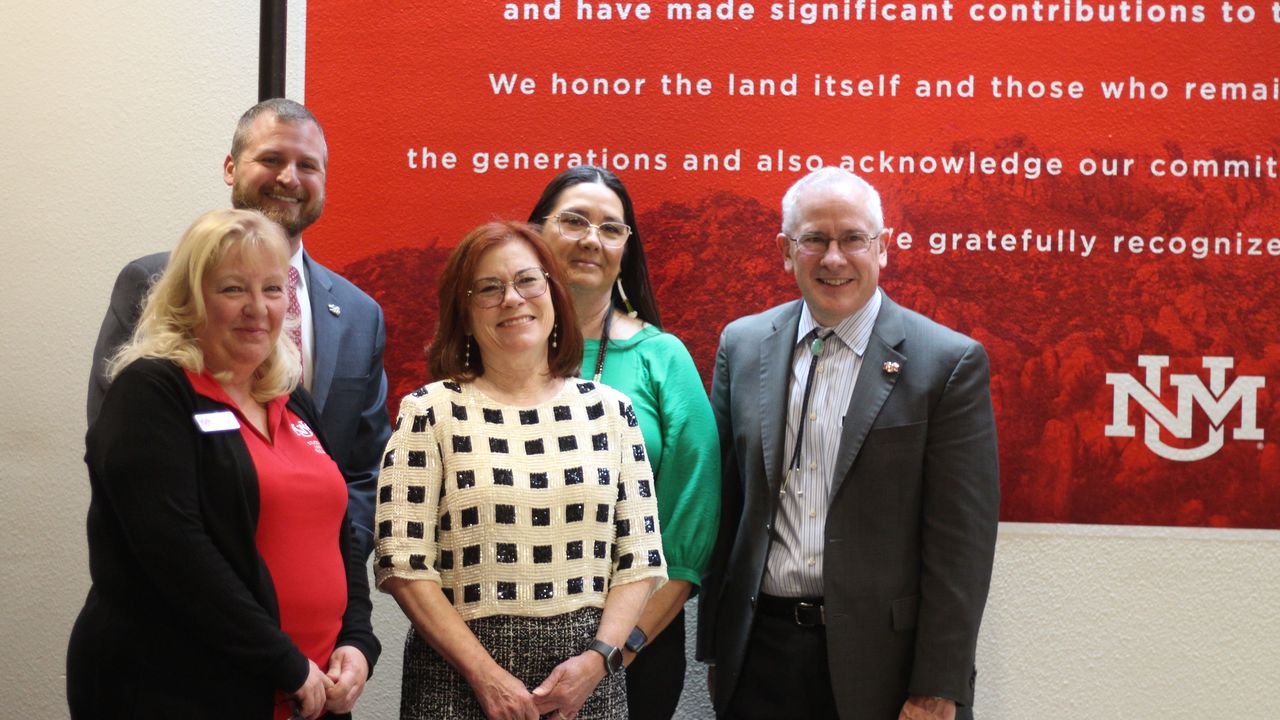 UNM leadership recognizes mural  