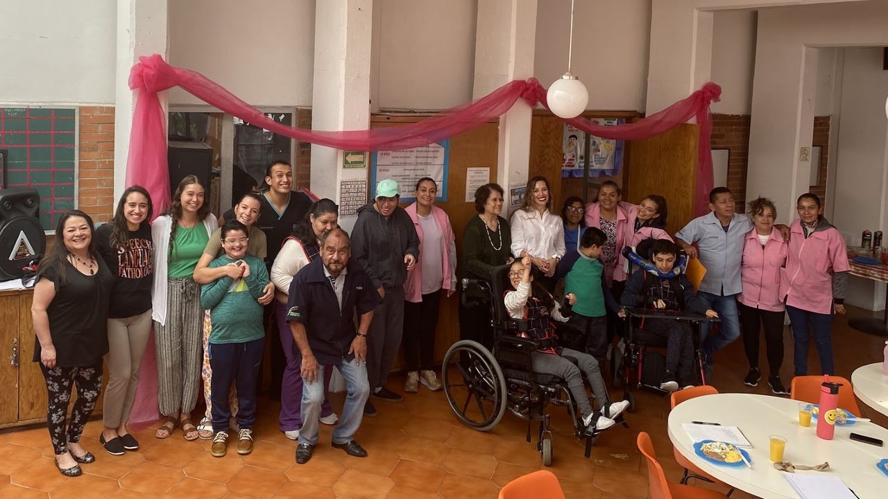 Comunidad Crecer group comes together