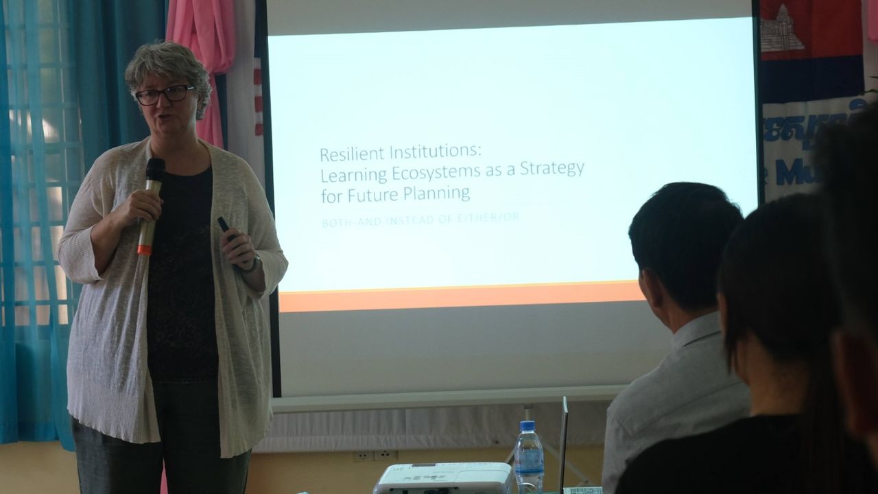 UNM Assistant Professor Stephanie Moore gives presentation on online learning