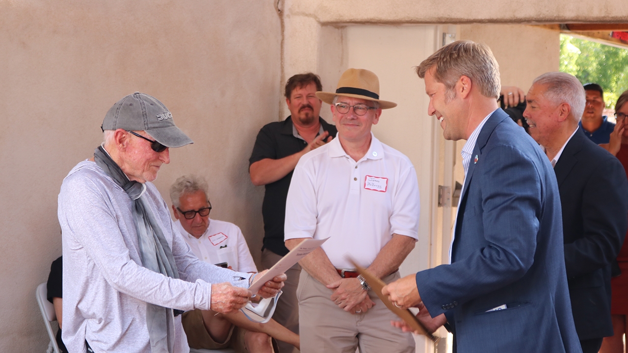 Mayor Tim Keller presents Antoine Predock 