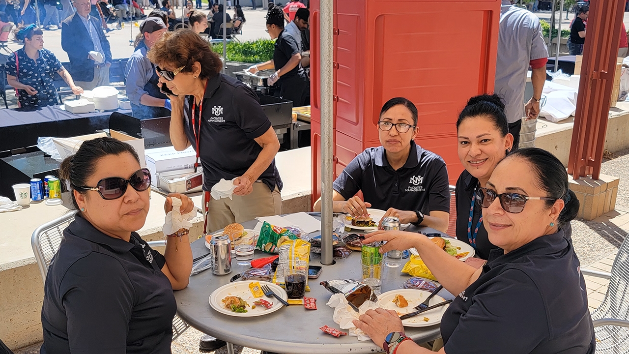 Attendees enjoy lunch