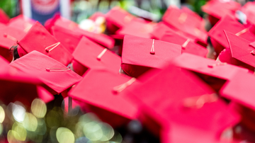 UNM seeks volunteers for fall commencement ceremonies