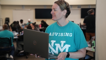 UNM staff, faculty volunteer time to help register first year students 