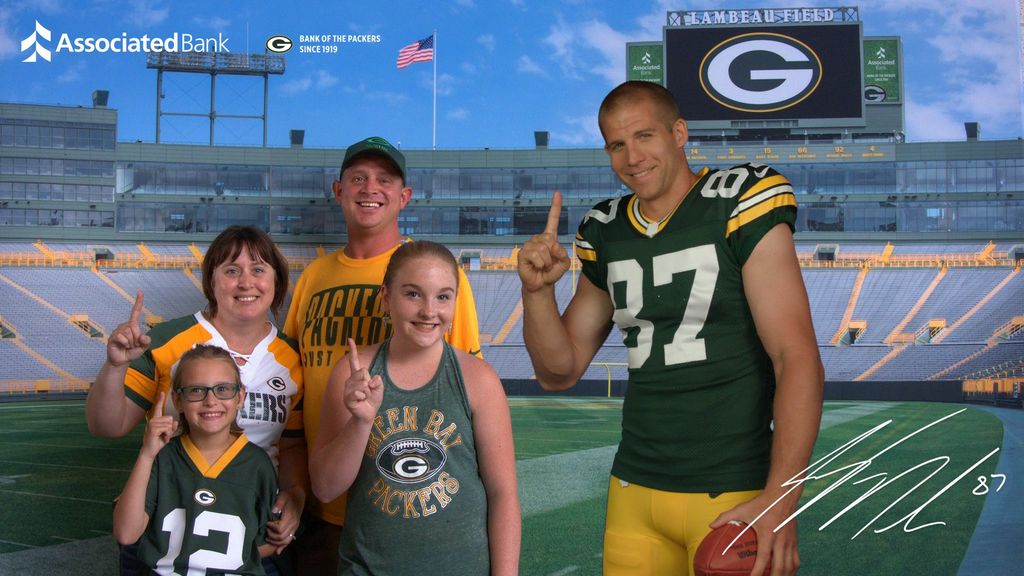 Interact With The Pack Virtual Photo Experience