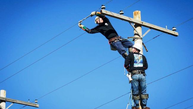 In Florida, friendly line worker contest is all in a day’s work 