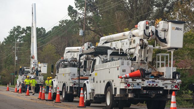 Duke Energy se enfoca en el resto de los 49,000 clientes sin suministro de energía eléctrica después de restablecer a casi 1.8 millón de apagones en las Carolinas