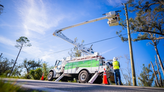 Las cuadrillas de Duke Energy han restaurado el servicio de 687,000 clientes; se ha previsto la instalación de un centro de mando en las islas barrera del condado de Pinellas