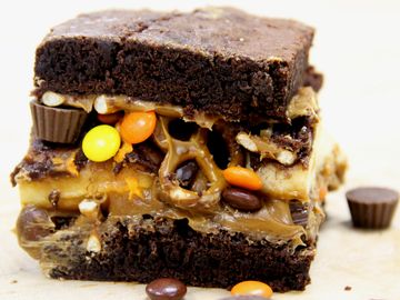 Dunkin's Chef Jeff And REESE’S® Chef Darren Present: The REESE’S® Peanut Butter Square and Caramel Brownie Sandwich