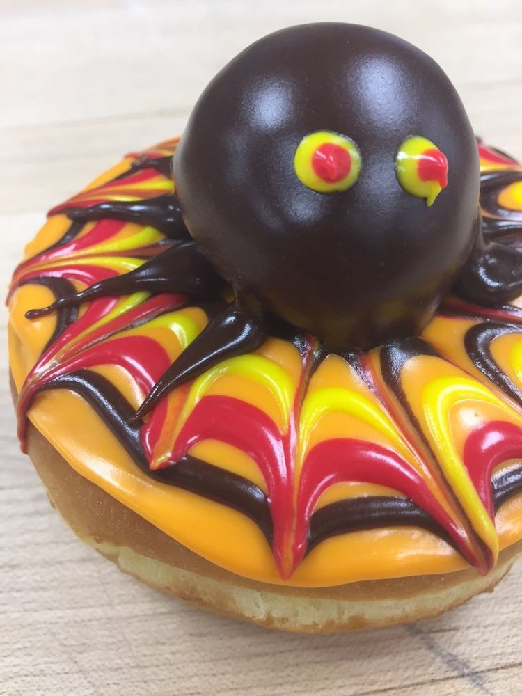 How to Decorate A Dozen DIY Spider Donuts This Halloween
