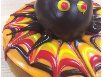 How to Decorate A Dozen DIY Spider Donuts This Halloween