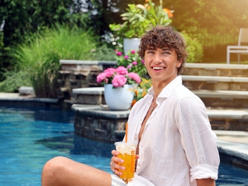 DUNKIN’® CROWNS GAVIN CASALEGNO ‘KING OF SUMMER’ WITH THE LAUNCH OF NEW GOLDEN HOUR DUNKIN’ REFRESHER DUNKIN’® CROWNS GAVIN CASALEGNO ‘KING OF SUMMER’ WITH THE LAUNCH OF NEW GOLDEN HOUR DUNKIN’ REFRESHER