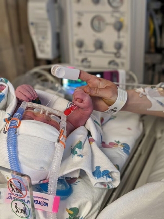 Stephanie Dewes y Stefan Shearer le dieron la bienvenida a su hija Clara en enero.