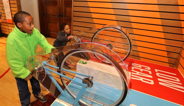 TEST_SportsZone_KidsRacingWithBikes