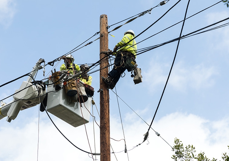 lineworkers-fixing-lines