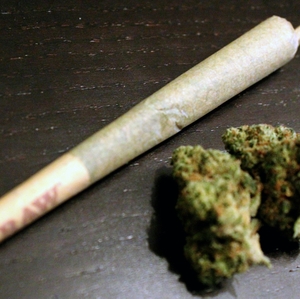Los fumadores jóvenes de marihuana pueden tener un mayor riesgo de sufrir un ataque o derrame cerebral recurrente
