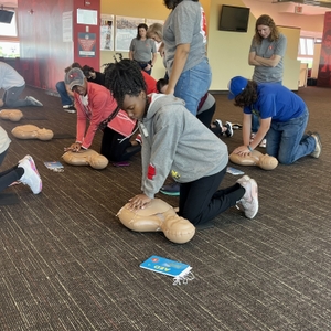 Group learning CPR with Chiefs