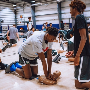 Atletas del TOP 100 Camp de la Asociación Nacional de Jugadores de Baloncesto se unen a Nation of Lifesavers