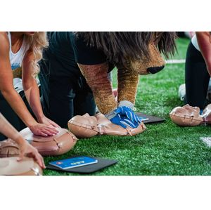 Cientos de personas aprenden técnicas de reanimación cardiopulmonar en el Ford Field
