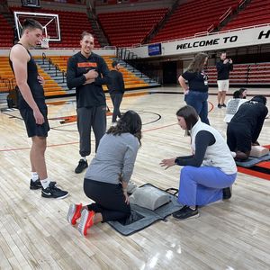 El equipo de baloncesto de la Universidad del Estado de Oklahoma se incorpora a Nation of Lifesavers 